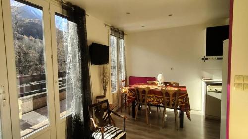une salle à manger avec une table et une cuisine dans l'établissement Résidence Saint Genest - Appartement proche Village 4 pers MAE-1911, à Vallouise