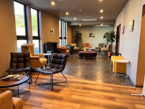 a waiting room with chairs and tables at Ｓｗｉｍｍｙ Ｉｎｎ Ｏｎａｇａｗａ - Vacation STAY 56625v in Onagawa