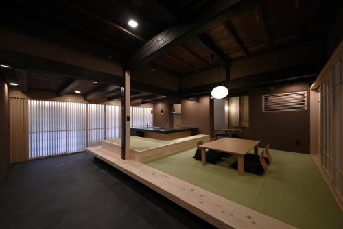 高山市にあるMakotoya Ohjin - Vacation STAY 57534vのバスタブとテーブルが備わる客室です。