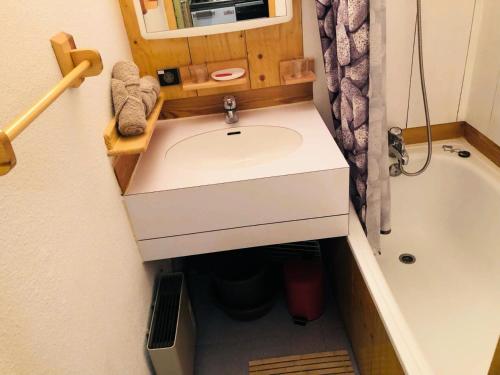 une salle de bain avec un lavabo et une baignoire dans l'établissement Résidence Cheval Blanc - Le Cheval Blanc C45 - Joli studio chaleureux au pied des pistes MAE-1711, à Valmorel