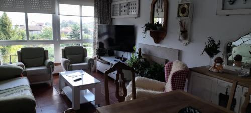 TV a/nebo společenská místnost v ubytování Corazón do Val da Louriña-Área Vigo