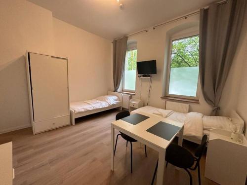 柏林Lovely apartment in Berlin4的客厅里有一张沙发和一张桌子。