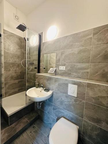 a bathroom with a toilet and a sink and a shower at Lovely apartment in Berlin4 in Berlin