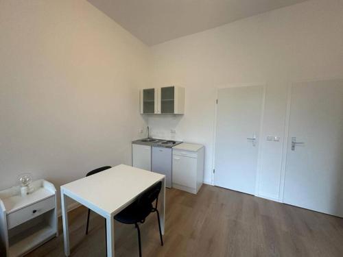 柏林Lovely apartment in Berlin4的白色的厨房配有白色的桌子和台面