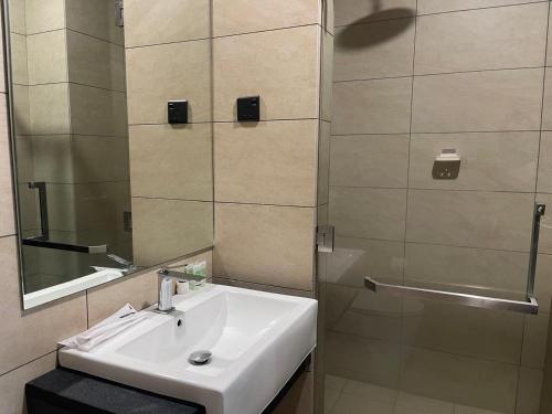 bagno con lavandino e specchio di Opus Residence Kuala Lumpur By Great Service a Kuala Lumpur