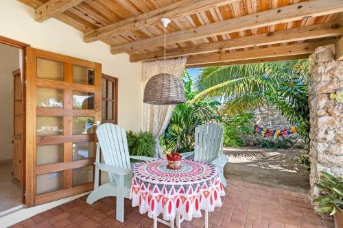 Ein Garten an der Unterkunft Villa Laurence - Steps To Ocean Bliss By Lucha