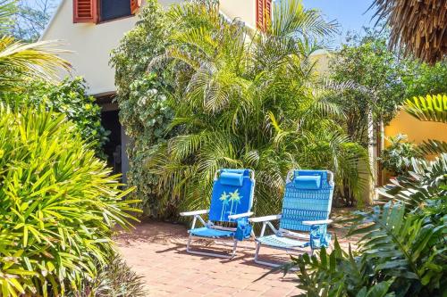 Ein Garten an der Unterkunft Villa Laurence - Steps To Ocean Bliss By Lucha