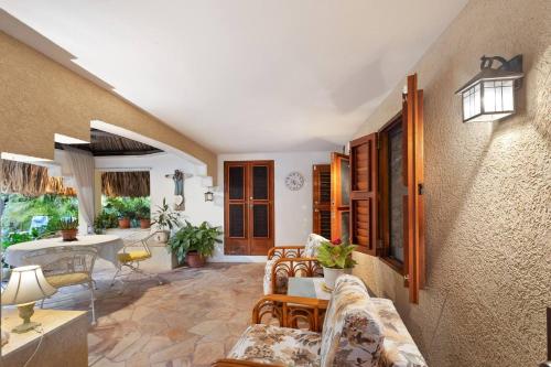 Ein Sitzbereich in der Unterkunft Villa Laurence - Steps To Ocean Bliss By Lucha