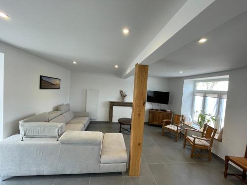 un salon avec un canapé et une télévision dans l'établissement Wissant Villa Sainte Thérèse, à Wissant