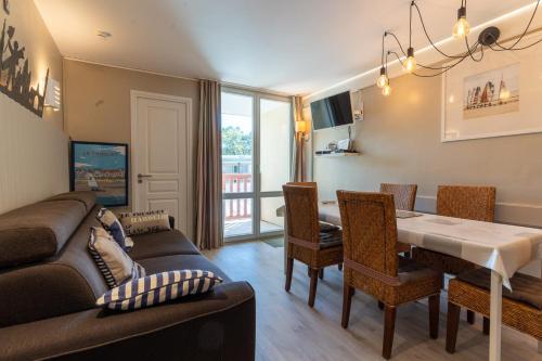 - un salon et une salle à manger avec un canapé et une table dans l'établissement Beautiful flat with swimming pool tennis court and private car parking 264, à Le Touquet-Paris-Plage