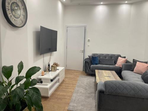 sala de estar con sofá y TV en Maison Nasko en Dinant