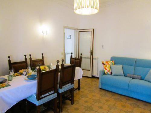 維亞雷焦的住宿－Casa Albicocca，客厅配有桌子和蓝色沙发
