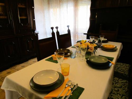 維亞雷焦的住宿－Casa Albicocca，一张桌子,上面有白色的桌布,盘子和眼镜
