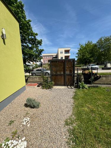 Taman di luar Apartman Dzenis