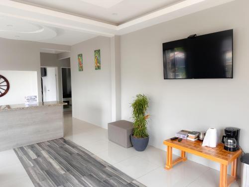 TV a/nebo společenská místnost v ubytování Casa Garitas GuestHouse - Free SJO Airport Shuttle