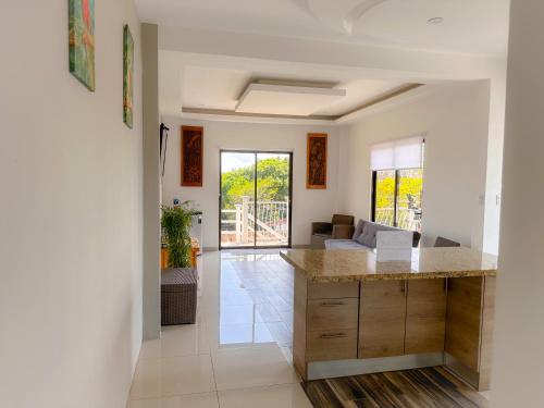 una cocina con una gran isla en una casa en Casa Garitas GuestHouse & Car Rental - Free SJO Airport Shuttle, en Santiago Este