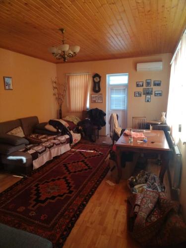 ein Wohnzimmer mit einem Sofa und einem Tisch in der Unterkunft Баку Шаган дача in Baku