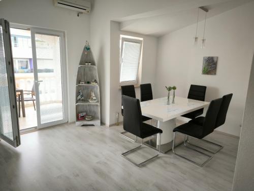 Rooms & Apartments Ana 2