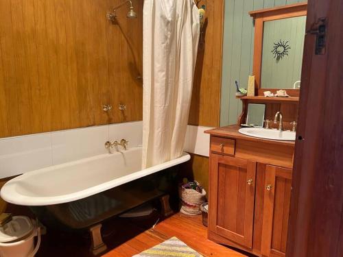 W łazience znajduje się wanna i umywalka. w obiekcie Rural paradise 30 mins from Auckland CBD w Auckland