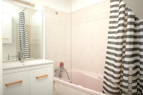 a bathroom with a shower and a sink and a tub at Orphee Superbe T2 calme et paisible in Nantes