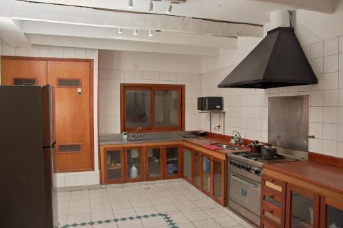 cocina con fregadero y fogones en Callao Luxury Hostel en Buenos Aires