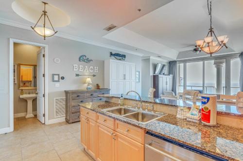 uma cozinha com um lavatório e uma bancada em Pensacola Beach Penthouse with View and Pool Access! em Pensacola Beach