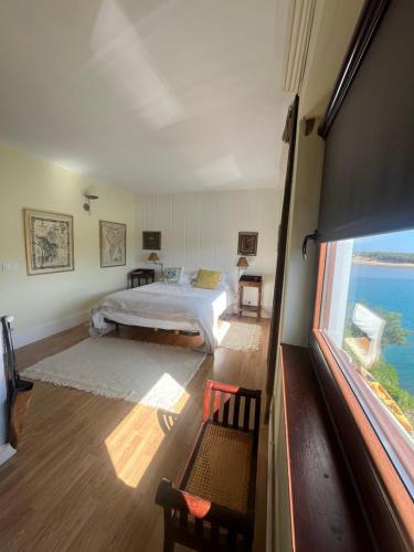 - une chambre avec un lit et une vue sur l'océan dans l'établissement Dúplex Isthar playa de Usil, à Miengo