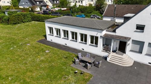 een luchtzicht op een wit huis met een tuin bij Villa direkt am Baldeneysee in Essen