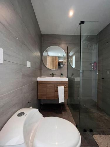 a bathroom with a toilet and a sink and a shower at Apartamento Duplex en Barranquilla in Barranquilla