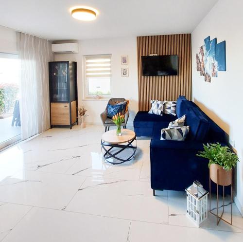 TV a/nebo společenská místnost v ubytování Garden Hill Apartment