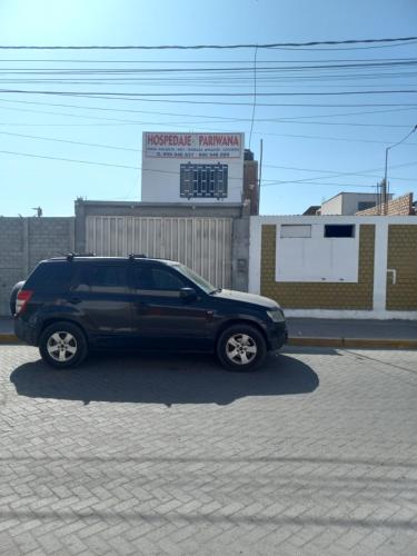 ピスコにあるHospedaje Pariwanaの駐車場に停められた黒いsuv
