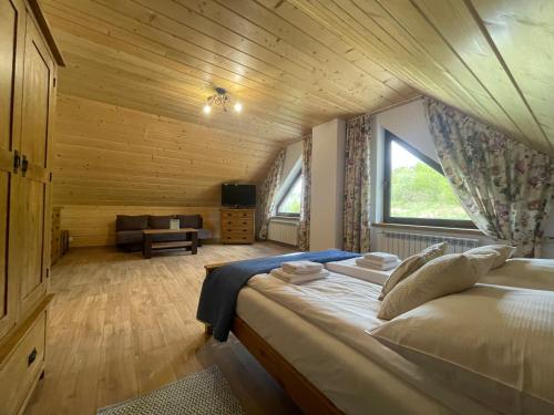 um quarto com uma cama grande num quarto em Smerek 119- Baza Przy Szlaku em Smerek