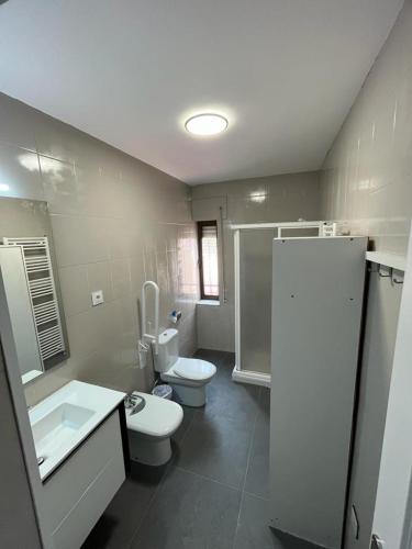 a bathroom with two toilets and a sink at La Alameda in Fontiveros