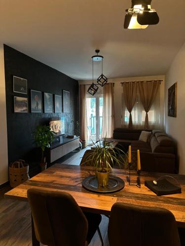 ein Wohnzimmer mit einem Tisch und einem Sofa in der Unterkunft Apartman Viktorija in Žabljak