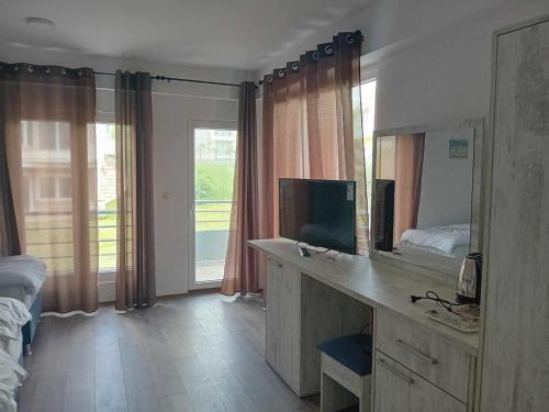 En TV eller et underholdningssystem på Nastovi apartments rooms