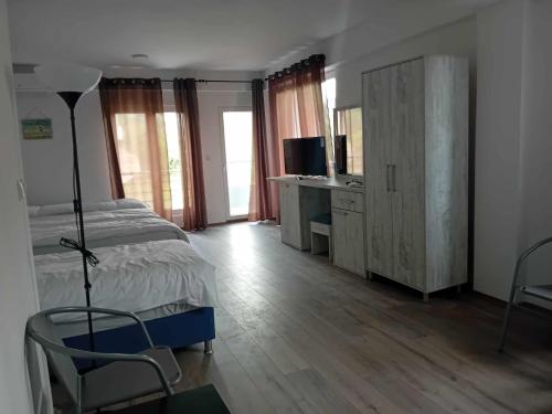 Uma televisão e/ou sistema de entretenimento em Nastovi apartments rooms