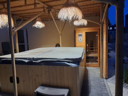 מיטה או מיטות קומותיים בחדר ב-Na Spokojnie