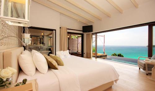 阿克套的住宿－Royal Sea Resort，一间卧室设有一张床,享有海景