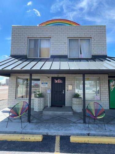 dos sillas sentadas frente a un edificio en Rainbow Motel, en Greeley