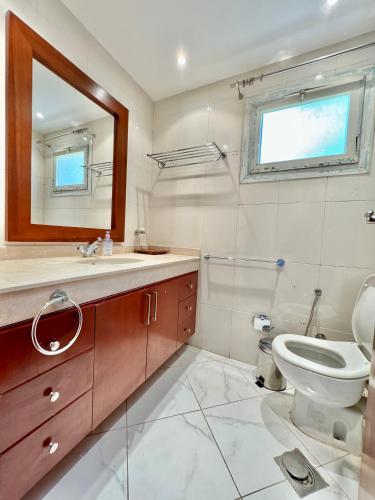 Ένα μπάνιο στο Luxury 5BR Villa with Sea View & Garden in Einbay