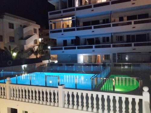 Tranquilo apartamento en San Agustin 1 dormitorio cama doble y salon con sofas camas