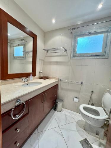 Ένα μπάνιο στο Luxury 5BR Villa with Sea View & Garden in Einbay