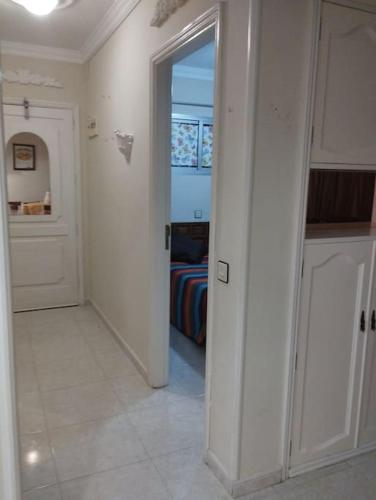 Tranquilo apartamento en San Agustin 1 dormitorio cama doble y salon con sofas camas