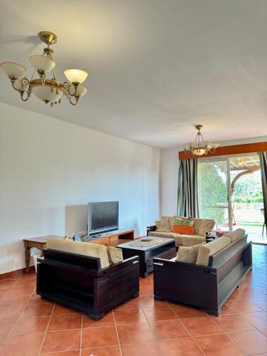 Μια τηλεόραση ή/και κέντρο ψυχαγωγίας στο Luxury 5BR Villa with Sea View & Garden in Einbay
