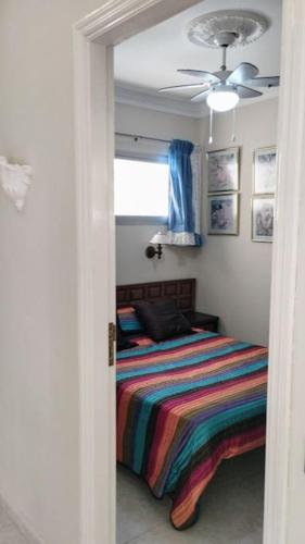 Tranquilo apartamento en San Agustin 1 dormitorio cama doble y salon con sofas camas