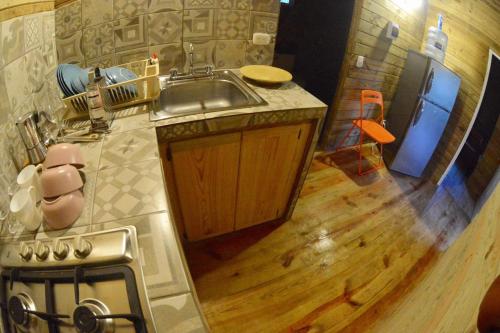 eine Küche mit einer Spüle und Holzböden in der Unterkunft Mango House Toma la luna 2br in Cabarete