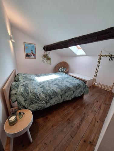 une chambre avec un lit et une table dans l'établissement La Garriguette Appart centre historique calme climatisé 6 à 8 couchages, à Arles