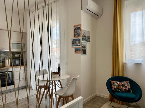 a living room with a table and chairs and a window at TriA Studio in Bar