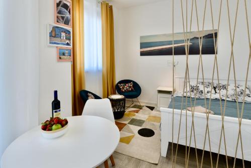 a dining room with a white table and a bowl of fruit at TriA Studio in Bar