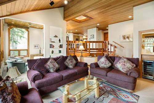Sala de estar con 2 sofás y mesa en Lovely Townhome with Snowmass View and Ski-In Ski-Out townhouse, en Snowmass Village
